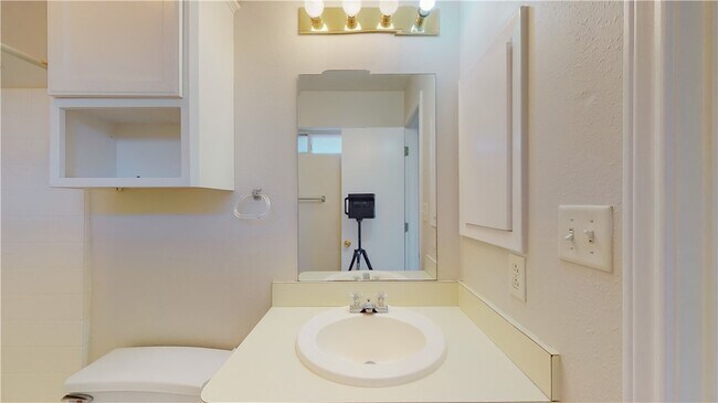 Building Photo - 1511 Hollow Hill Dr