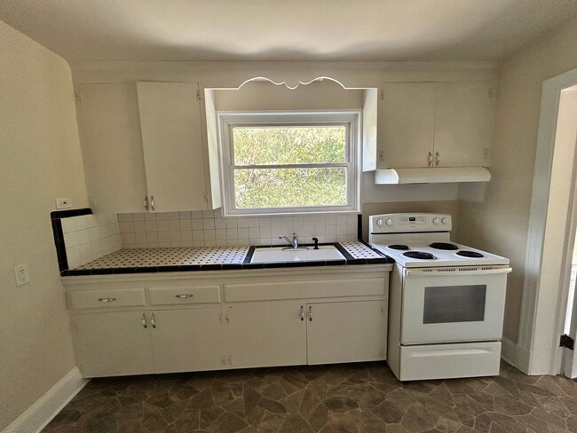 Building Photo - 1815 Powell Rd