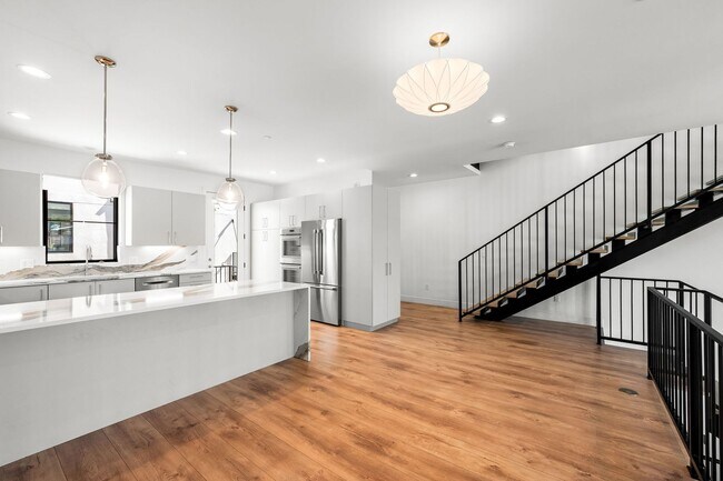 Building Photo - LUX 3BD, 5BA Modern Townhome at 9th & CO Near Congress Park