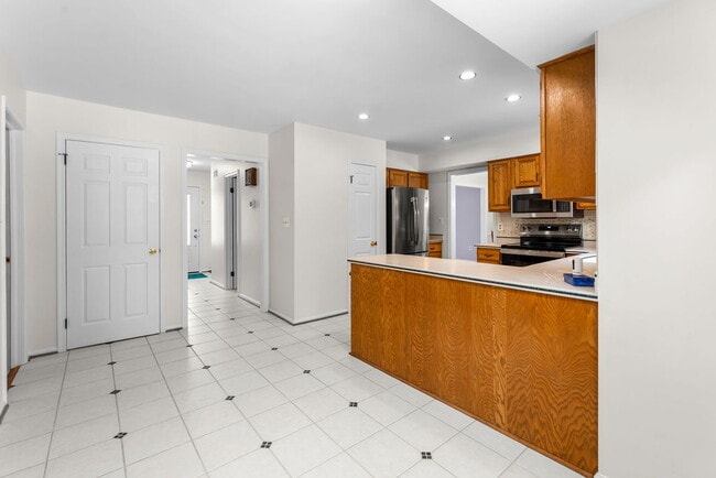 Building Photo - "Charming 4-Bedroom Retreat with Sun Room Scenic Views