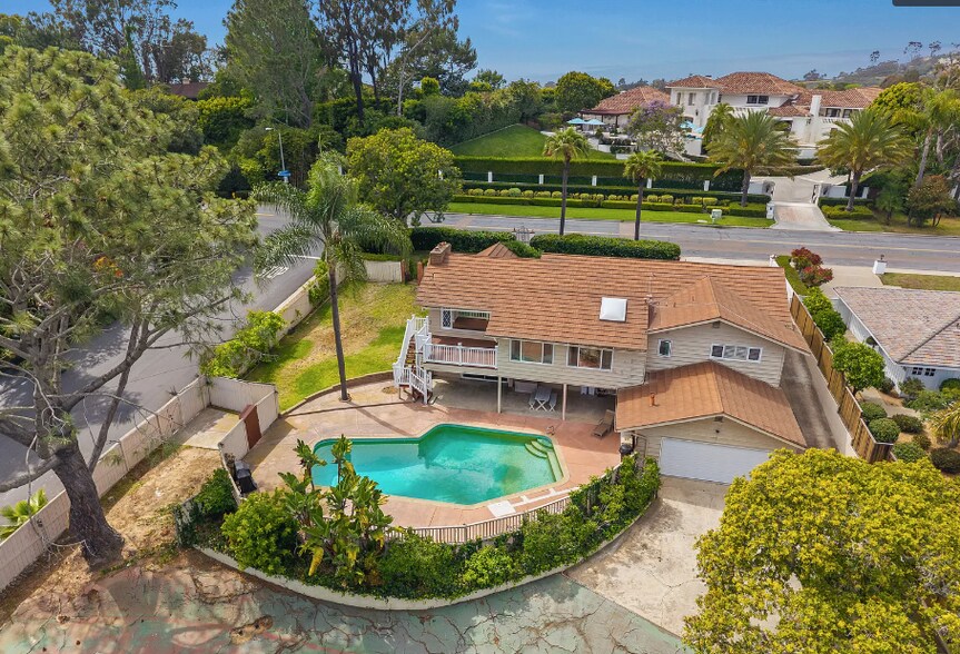 Building Photo - 6401 La Jolla Scenic Dr S