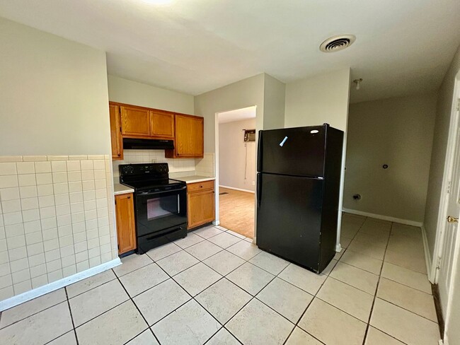 Building Photo - 3 Bedroom!