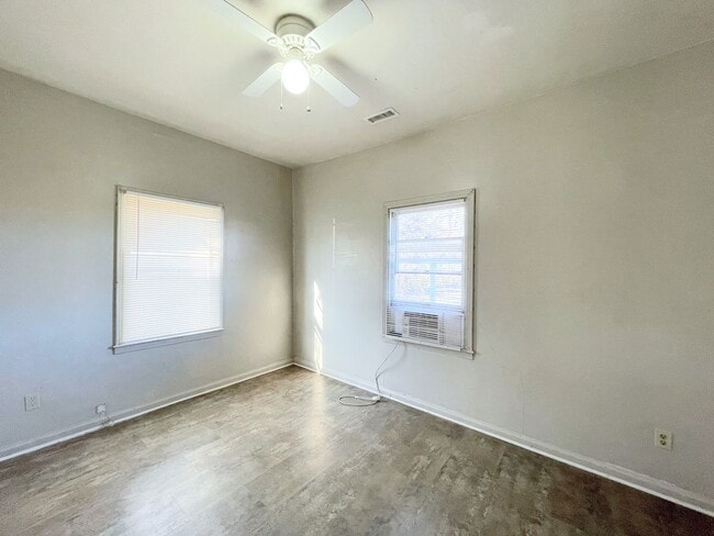 Building Photo - Two bedroom home