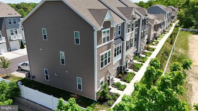 Building Photo - 2 Sidney Ln