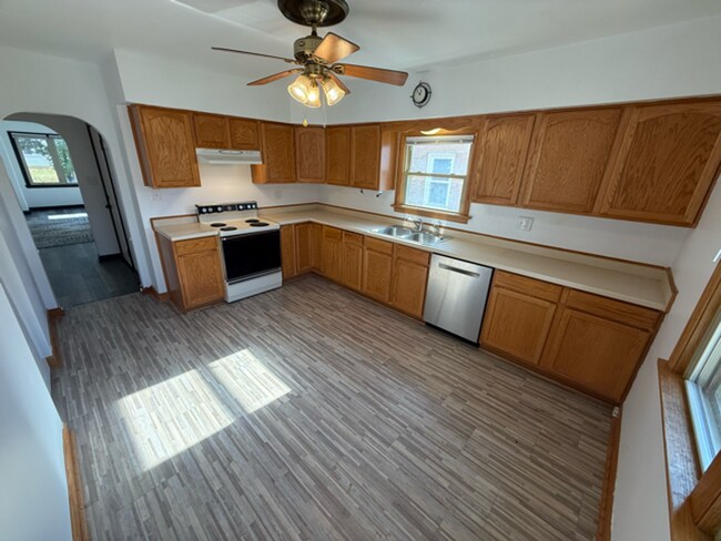 Building Photo - Caleb Hyatt - Tenant Placement