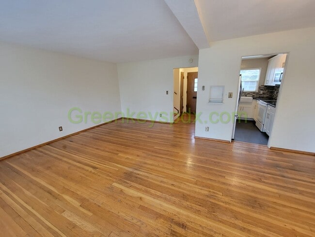 Building Photo - Large 2 Bedroom 1 Bath Unit off Broadway w...