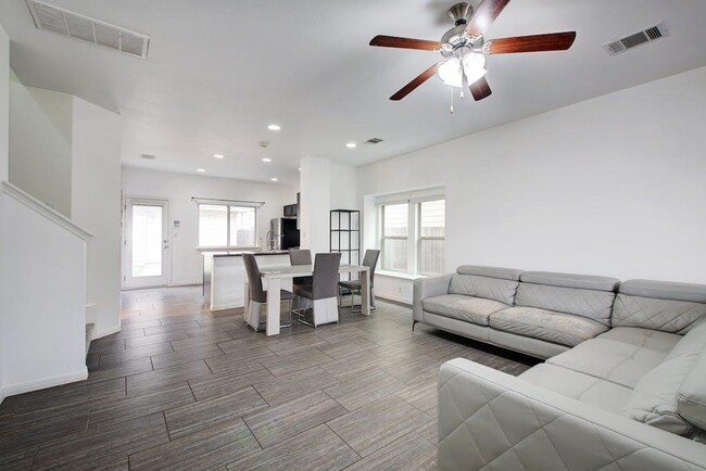 Building Photo - 4604 Esper Ln