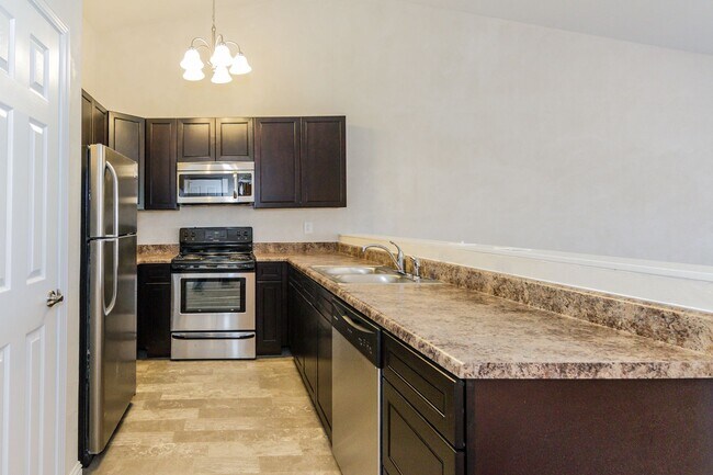 Building Photo - 2 bed 2 bth duplex- available now