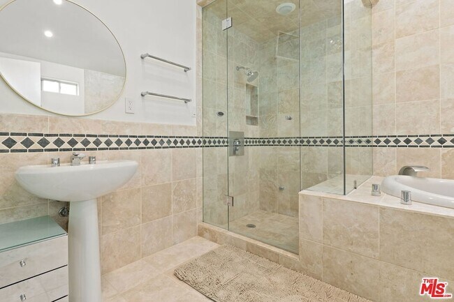 Building Photo - 516 1/2 Hill Street Unit