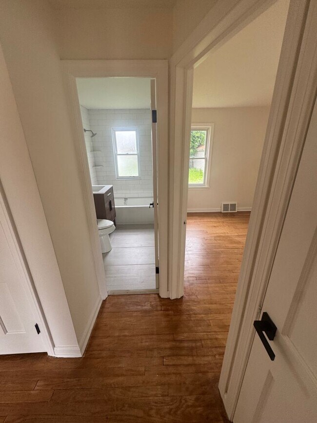 Building Photo - Charming 3-Bedroom Property in Prime Location