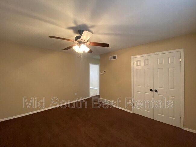 Building Photo - 3988 Oakshire St