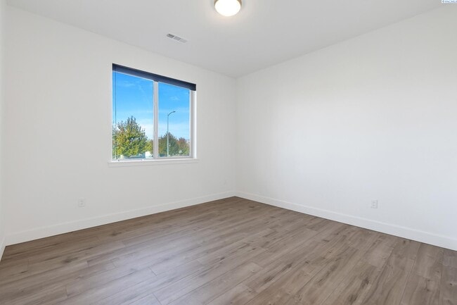 Building Photo - 6 to 18 mo lease available