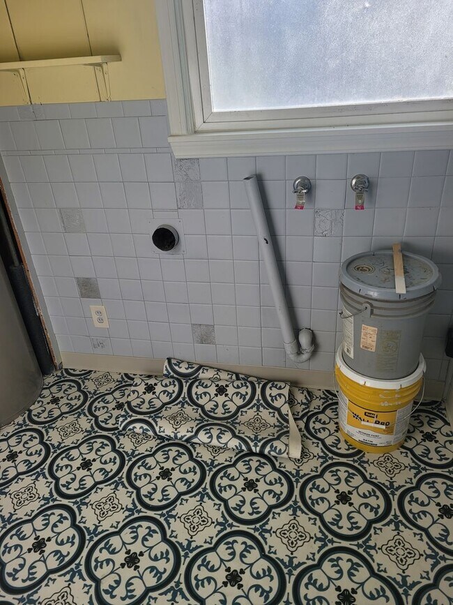 Building Photo - Supper cute 3 bedroom 1 bath house. This house has lots of charm.  The upstairs is one big bedroo...