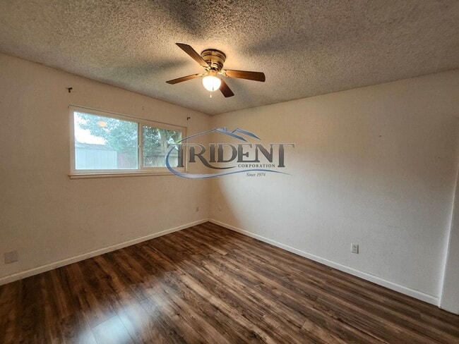 Building Photo - Cute 3 bedroom 2 bath