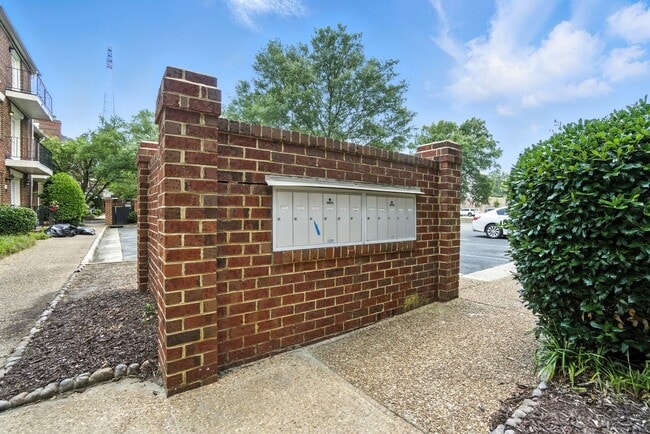 Building Photo - Updated Brick Condo in the Heart of Downto...