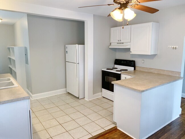 Building Photo - 3 Bedrooms 2 Full Bathrooms with fenced in...