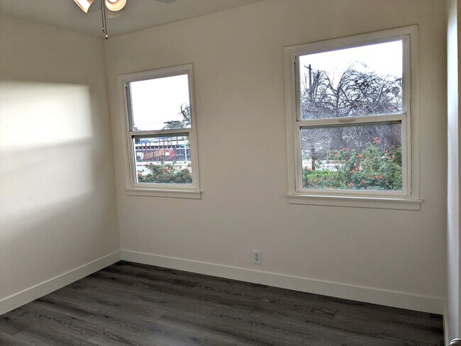 Building Photo - 2409 N Lincoln St