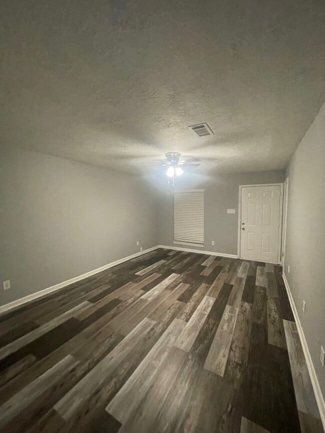 Building Photo - 1917 Pine Tree Dr