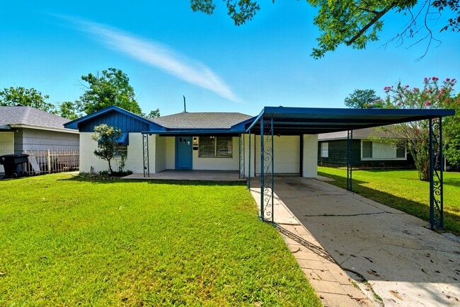 Building Photo - 2527 Roy Cir