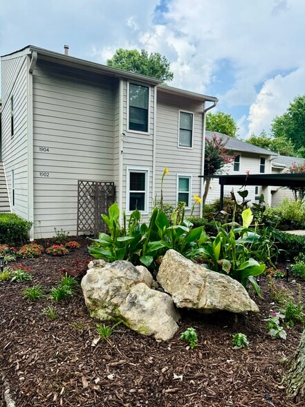 Building Photo - 1904 Variations Dr NE