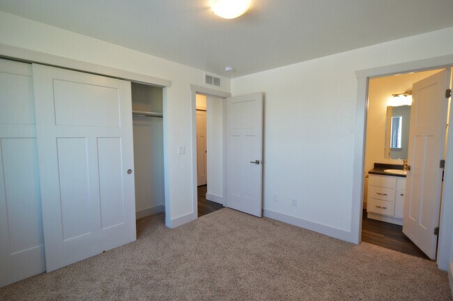 Building Photo - 100 Parkview Ct