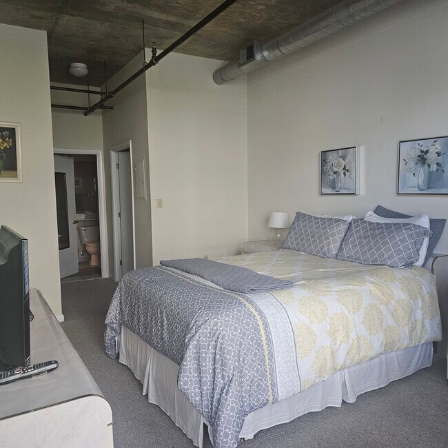 Queen size bed - 1300 N St NW