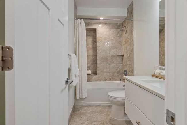 Building Photo - Bright One Bedroom plus Den near Metro in ...