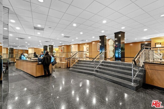 Building Photo - 100 S Doheny Dr