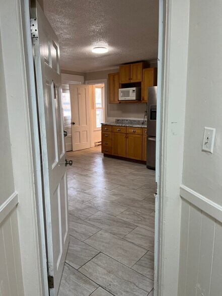 Building Photo - 143 Charlton St