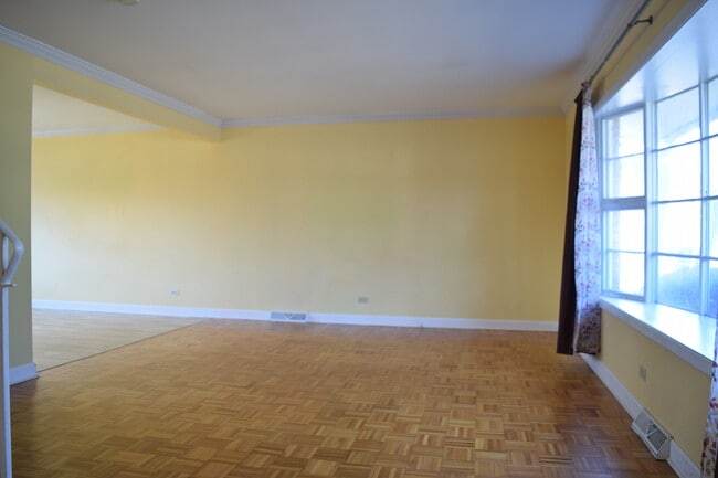 Building Photo - 1224 E Thurston Dr