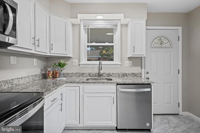 Building Photo - 9109 Pinehurst Dr