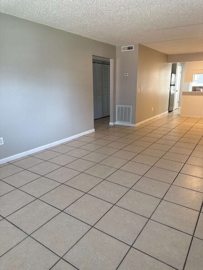 Building Photo - 2 bedroom 1 bath available immediately