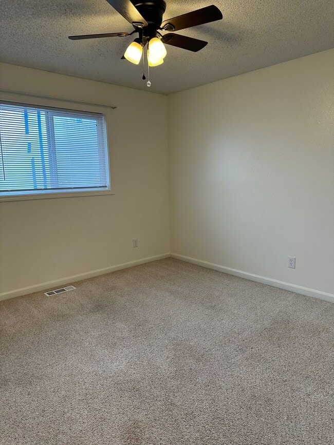Building Photo - Fully Updated 3B/ 1BA Duplex| Washer and Dryer in unit| Huge fully fenced backyard w/ shed, garde...