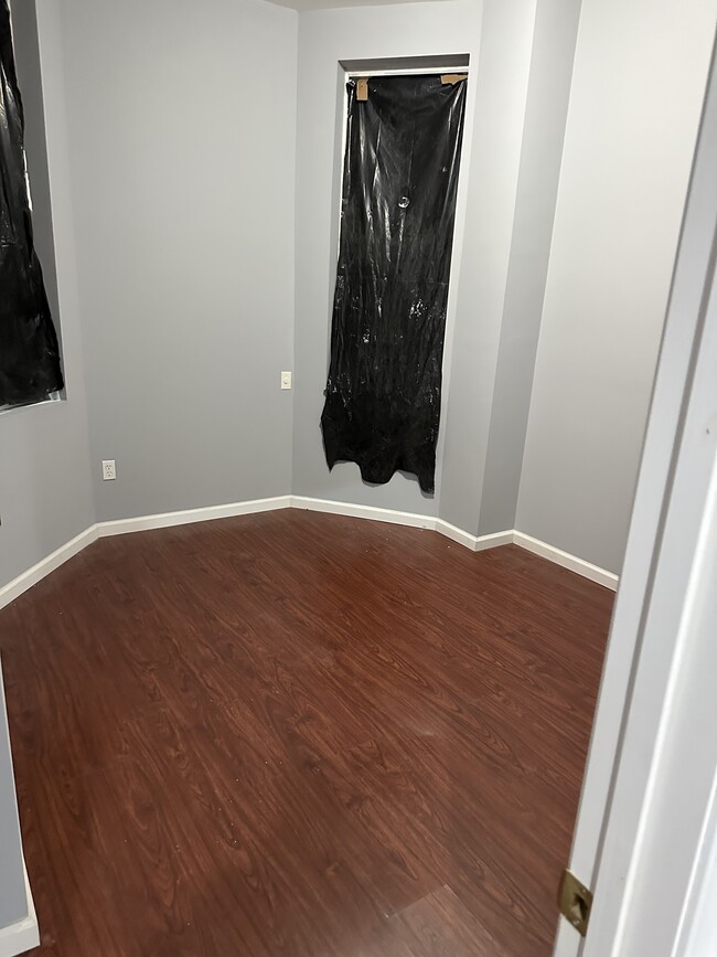 Sunny and Airy duplex apartment, Newly renovated Near transportation - 813 N Fulton Ave