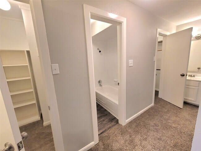 Building Photo - 5920 Arncliffe Dr