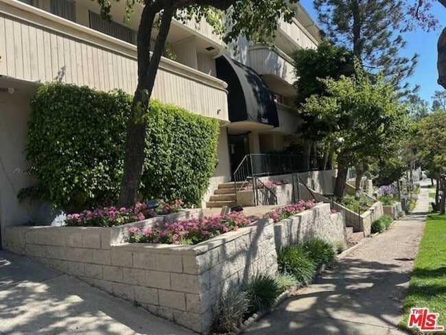 Building Photo - 11645 Montana Ave