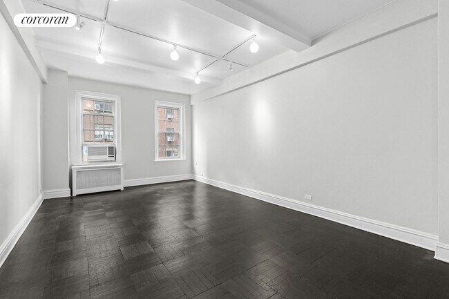 Primary Photo - 24 5th Ave