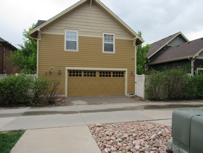 Building Photo - Rare Bradburn Single Family home including Carriage house