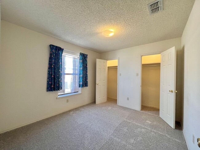 Building Photo - Available now! 3/2/2 with fenced backyard and small sunroom