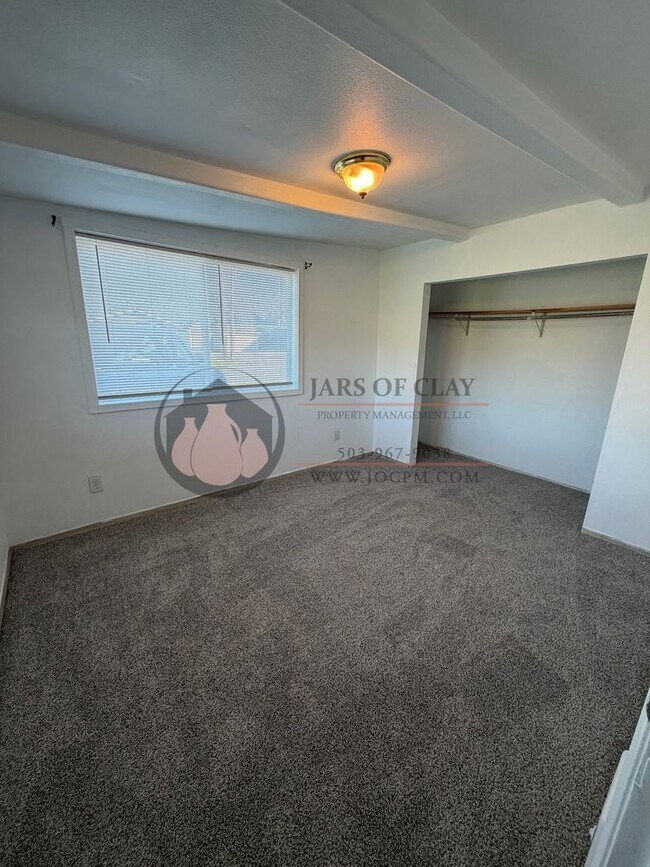 Building Photo - Single Level House- Ready to Move In