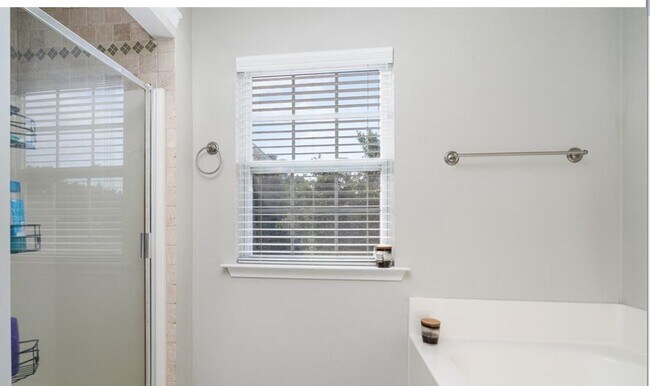 Building Photo - 3367 Streamside Dr