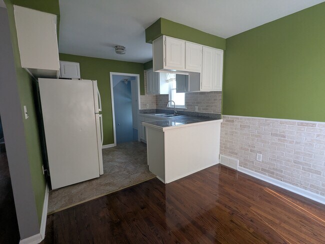 Dining room - 18407 Lennane