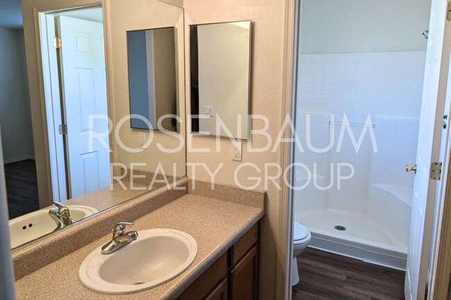 Building Photo - Charming 2-bedrooms, 2-baths duplex locate...