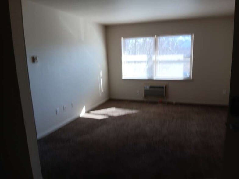 Building Photo - 125 Crescent Lake Rd