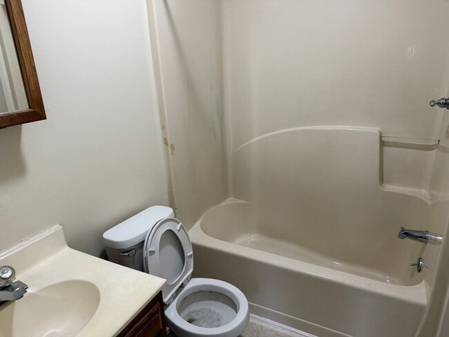 Building Photo - Lovely Home with a Great Location In Town