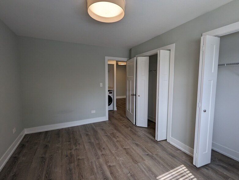 Building Photo - 456 W Barry Ave