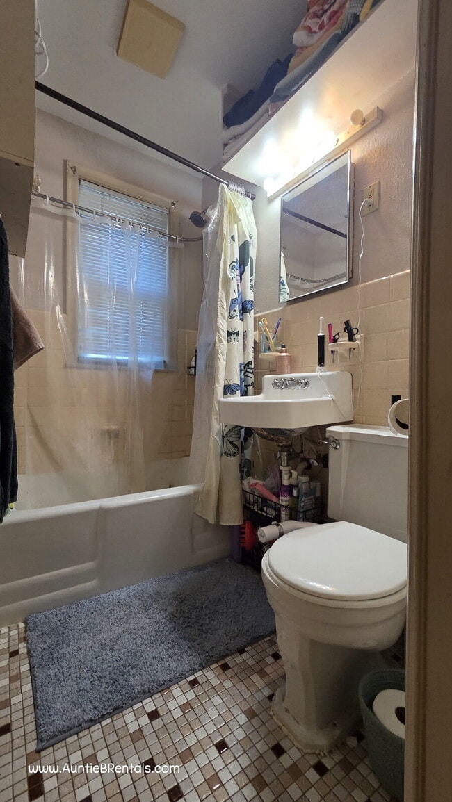 Building Photo - 2 bedroom - Duplex for RENT  Move in Nov 1st