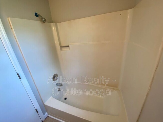 Building Photo - 832 Sylvan Ave