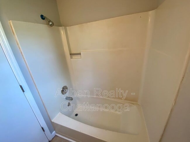 Building Photo - 832 Sylvan Dr