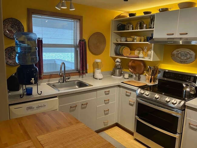 Building Photo - Charming Westside Condo Near Newport Market – Available April–October!